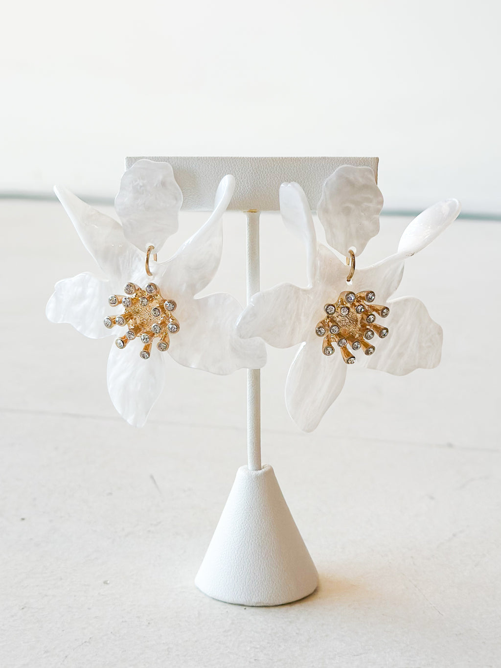 Flower earring - white